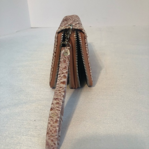 Vintage Suisse Wristlet In  Salmon/Beige Crocodile Print - Picture 9 of 14